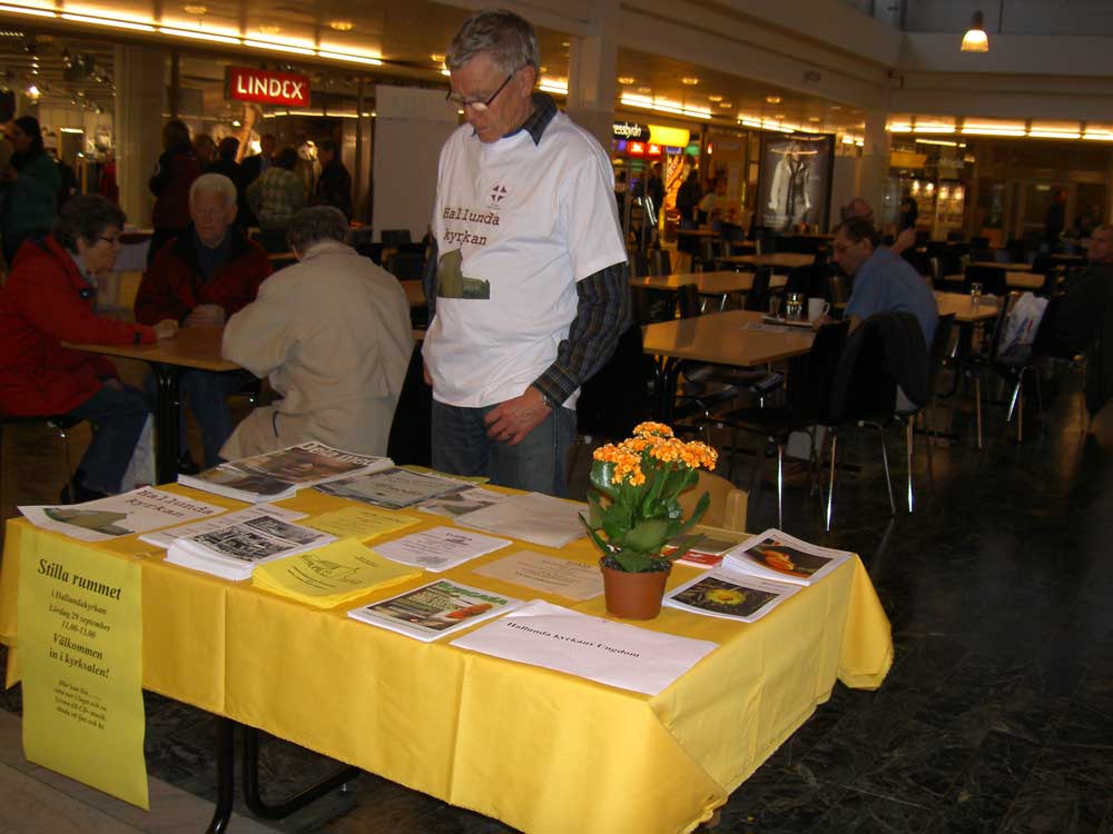 Bengt Olof Sennerö vid Hallundakyrkans bord, Händelsernas dag 29 sep 2007 [foto Henrik Hemrin]